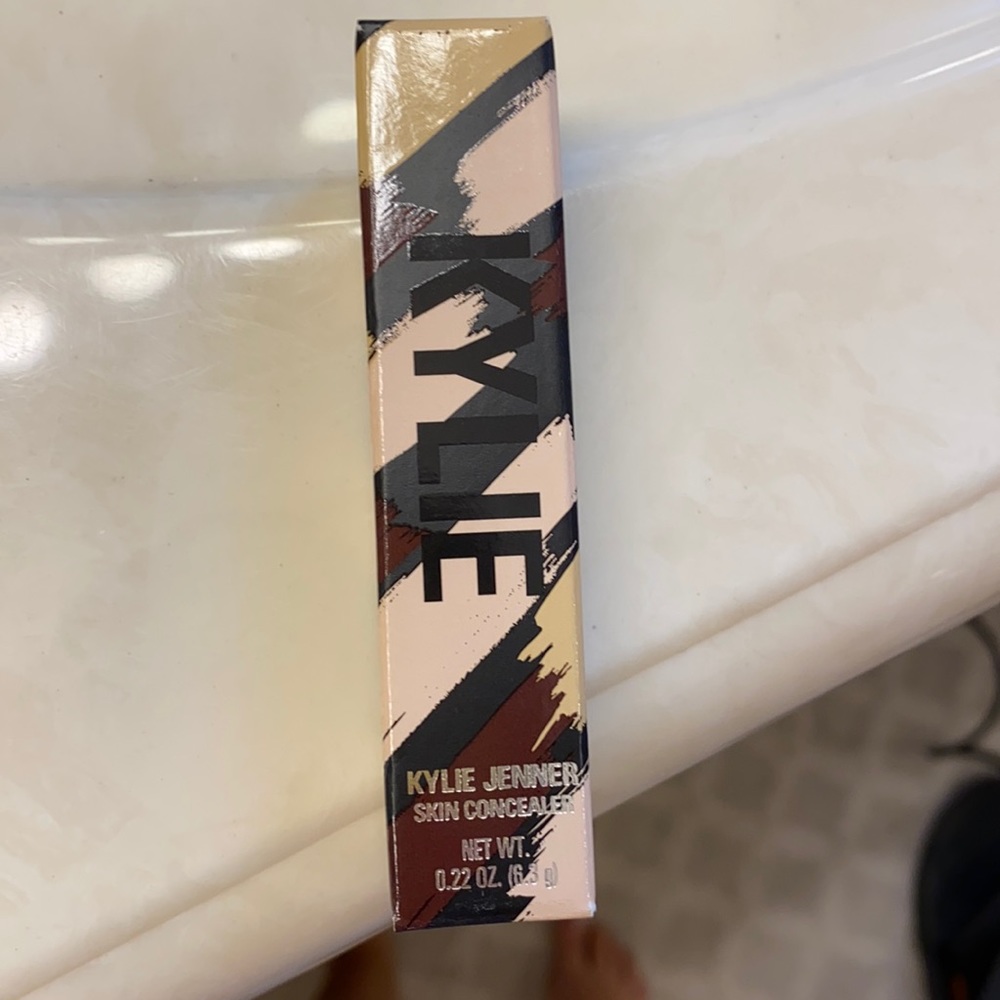 Skin concealer